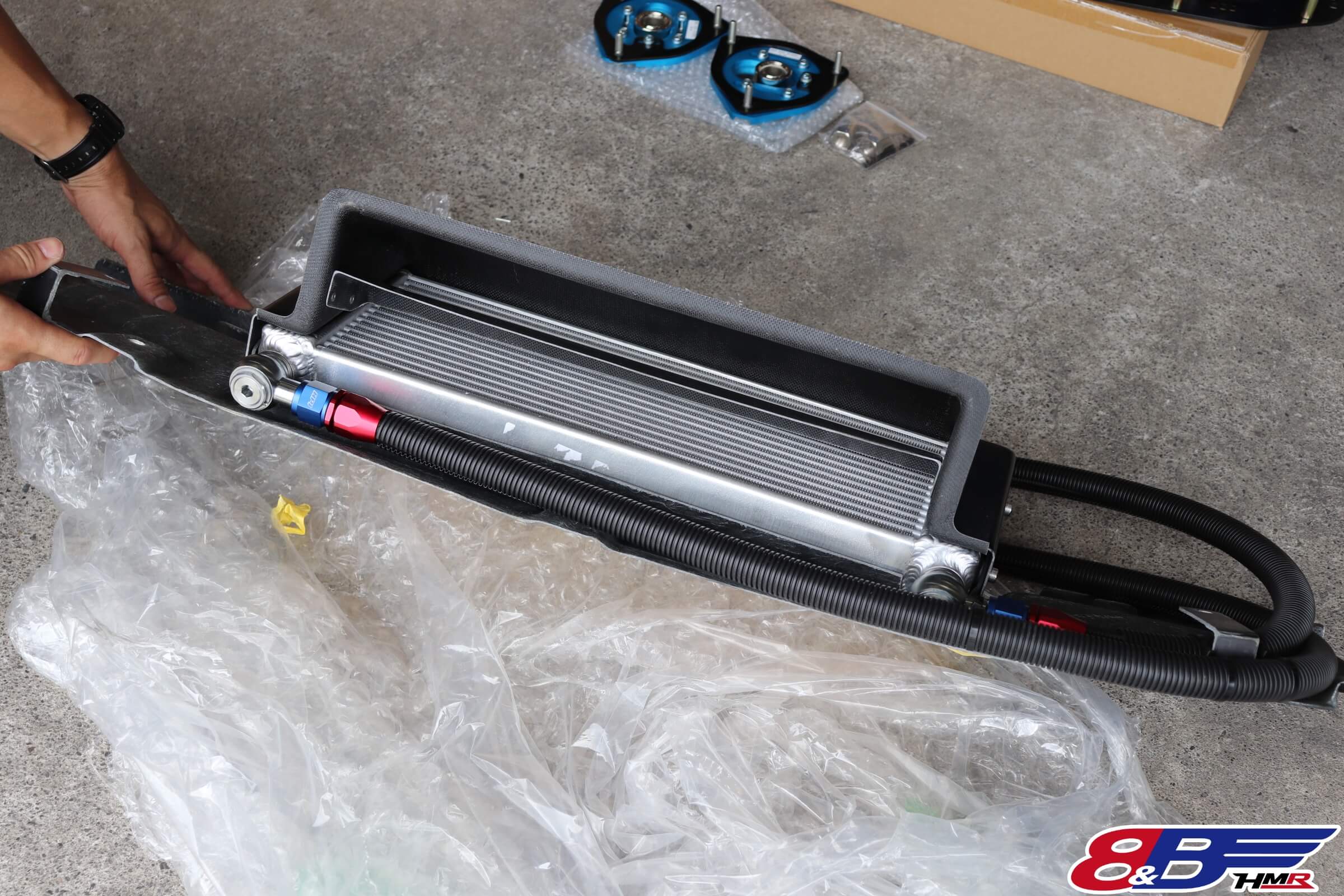 デモカーBRZ】オートファクトリーのオイルクーラー装着 – 8&B HMR