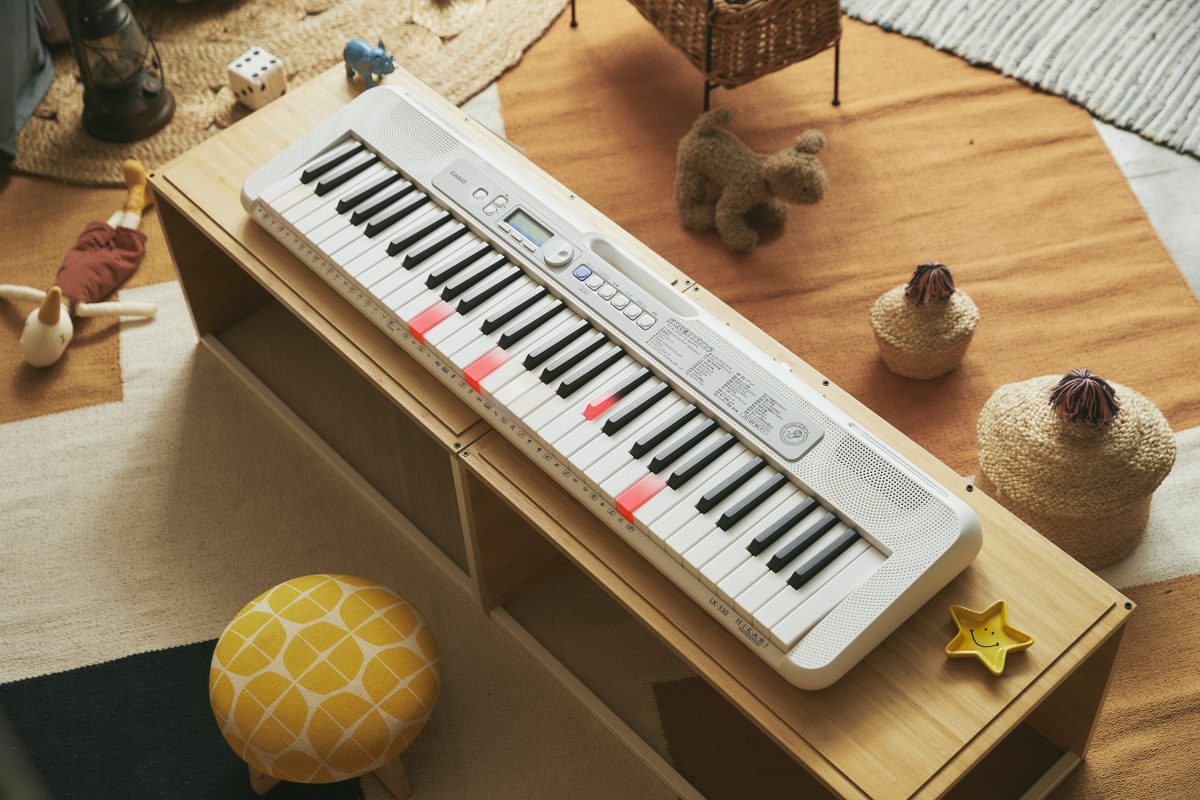 CASIO LK-330 ホワイト 61鍵 光る鍵盤マイク未開封イヤホン付き CASIO