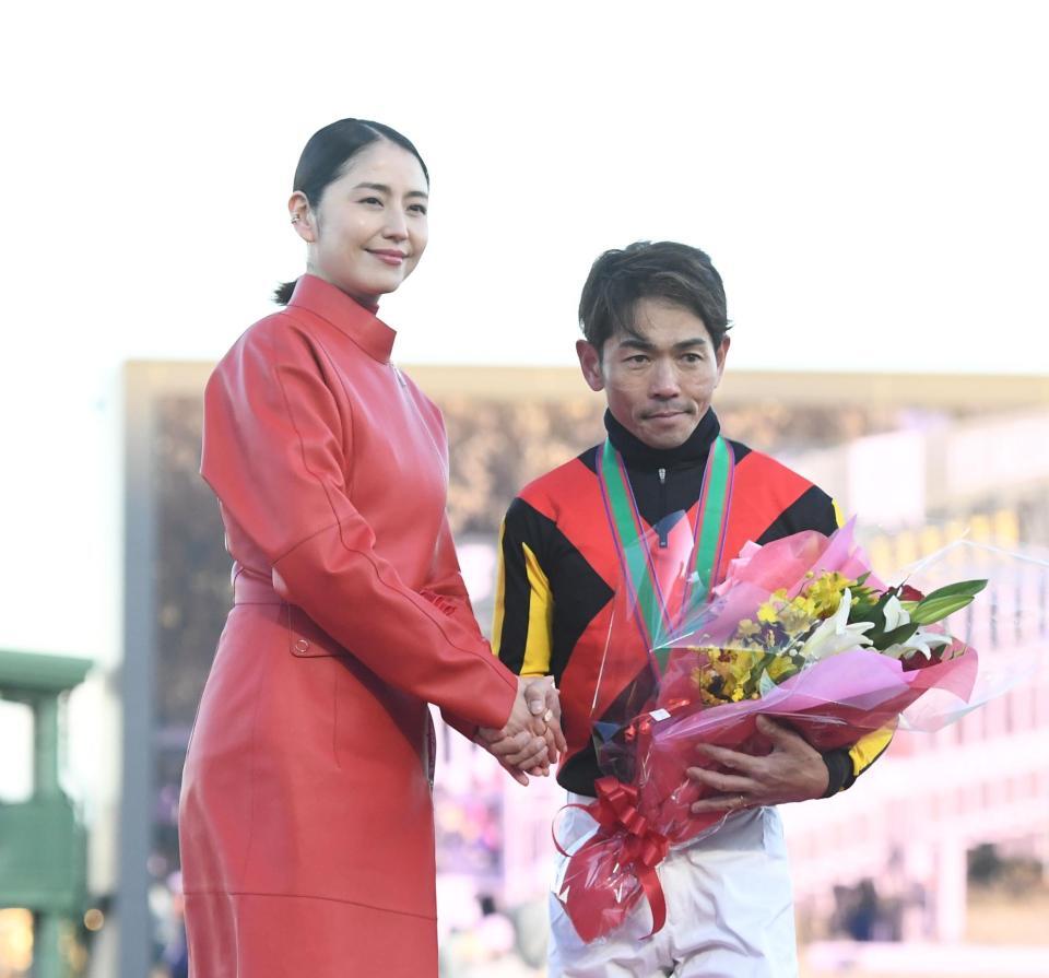 長澤まさみ 本命アーバンシックに単勝一本勝負も6着「なかなか難しい