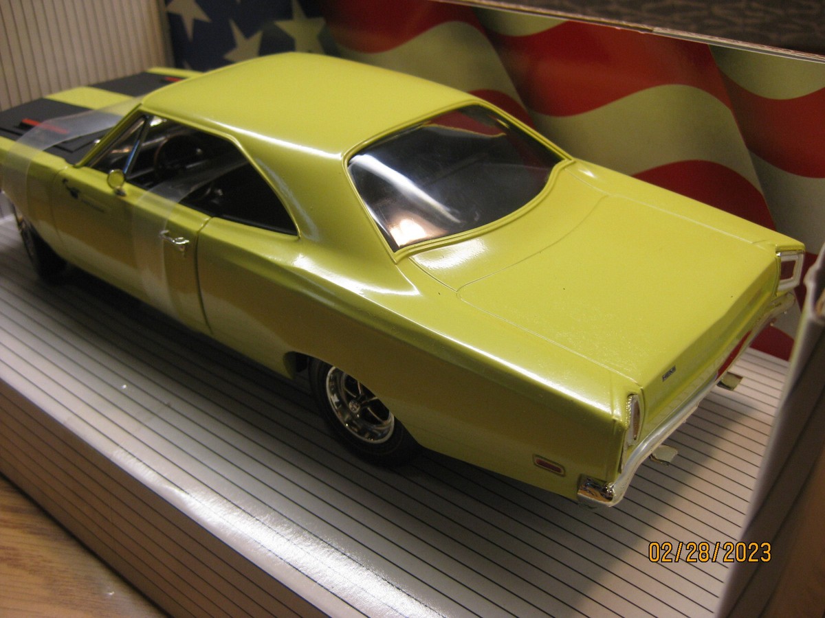 1/18 1969 PLYMOUTH ROADRUNNER IN YELLOW BY ERTL / AMERICAN MUSCLE
