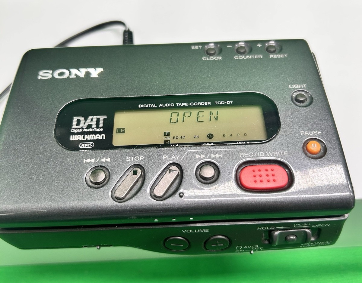 Sony TCD D7 Dat Walkman Excellent Cosmetic Condition Tested /Works