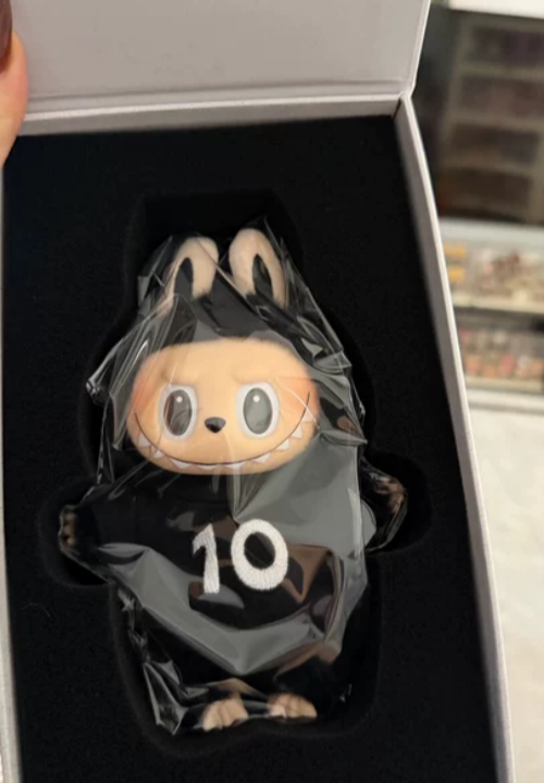 THE MONSTERS 10TH ANNIVERSARY EXHIBITION GLOBAL TOUR VINYL PLUSH