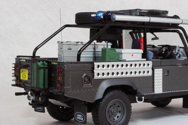 Kyosho 1 18 Land Rover Defender Movie Edition Tomb Raider Lara
