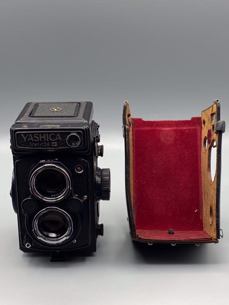 YASHICA MAT-124G MEDIUM FORMAT TLR FILM CAMERA WITH LEATHER CASE