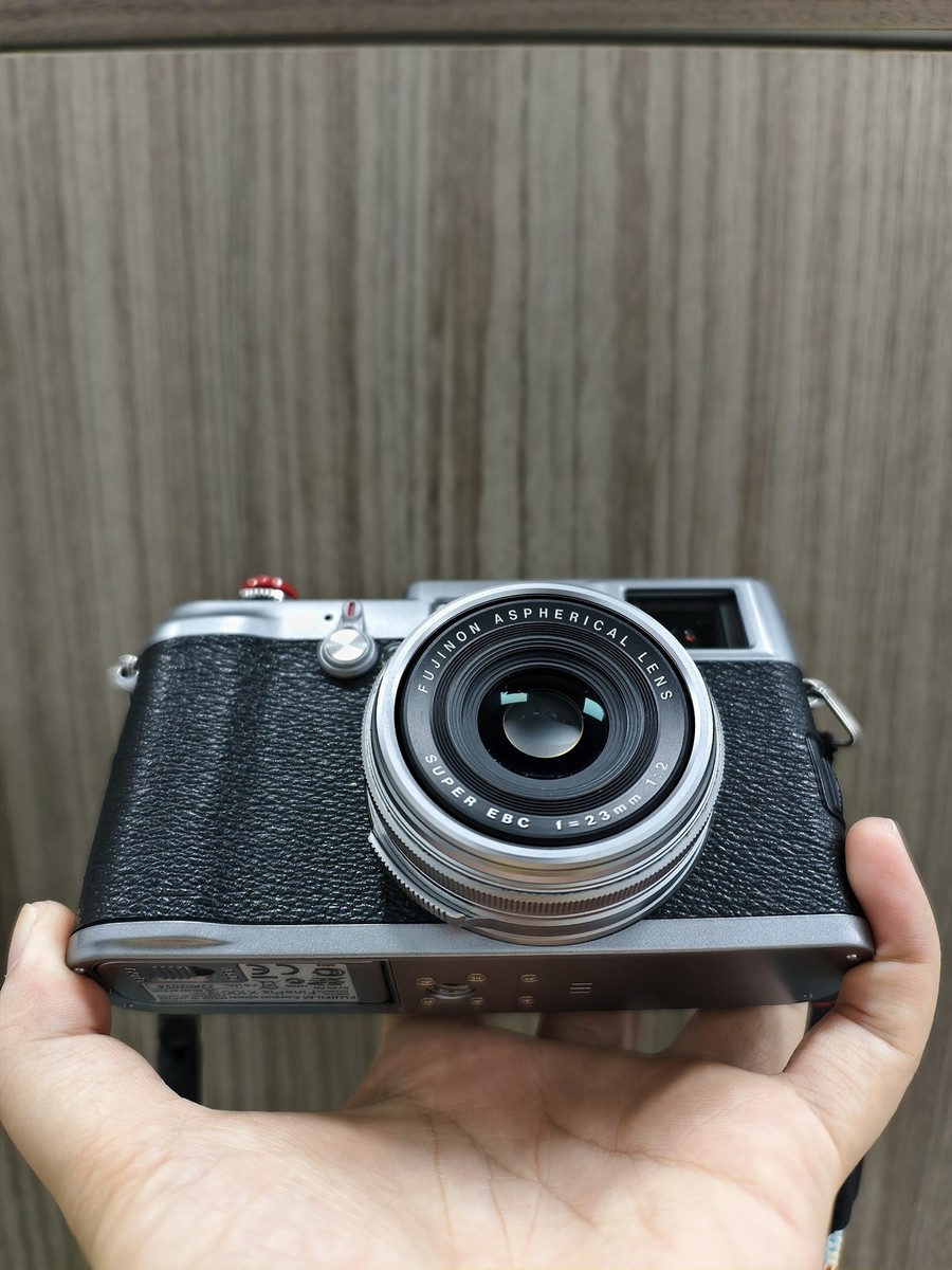 Fujifilm X100 12.3MP APS-C CMOS EXR 4x Optical Zoom Digital Camera