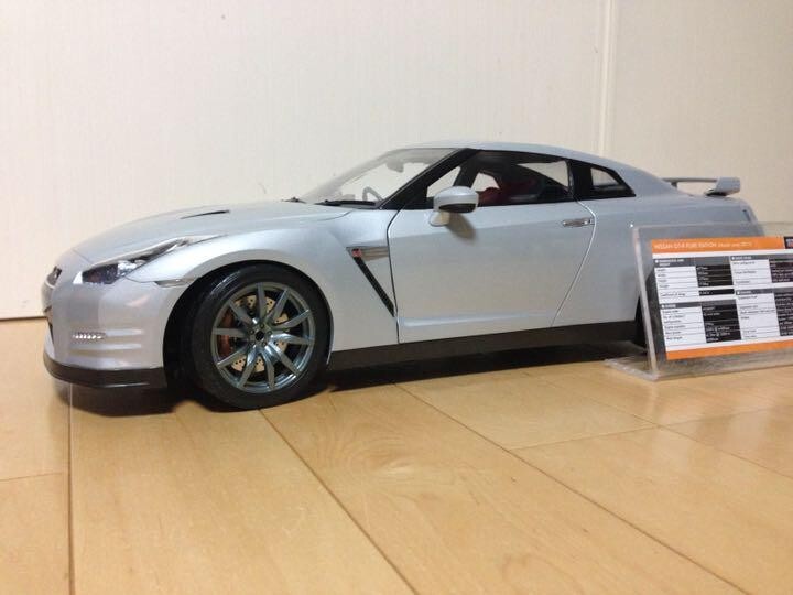 DeAgostini 1/8 NISSAN R35 GT-R with All Magazines vol.1-100