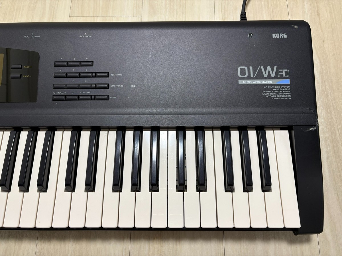 Korg 01/W FD 61-Key Keyboard Synthesizer with Hard Case and Power