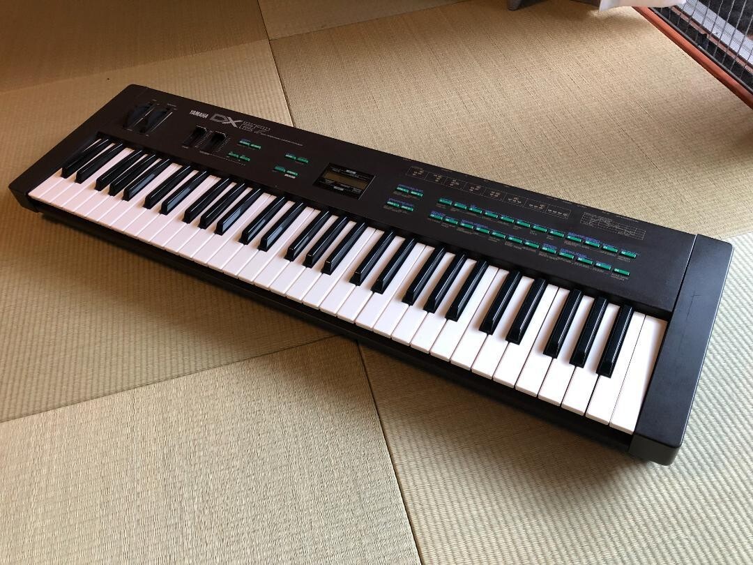 Yamaha DX27 Digital Synthesizer Keyboard Black keyboard Music