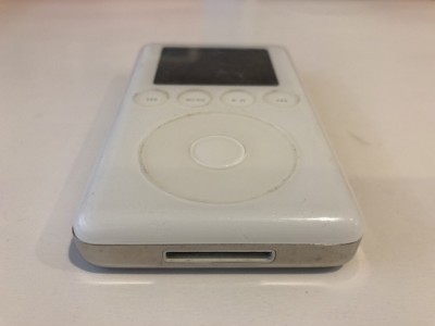 Apple iPod classic 3rd Generation White (10 GB) A1040 - Good