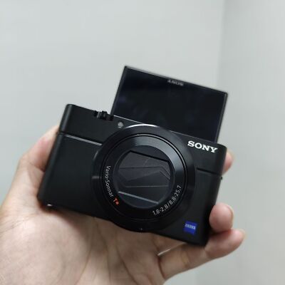 Sony DSC-RX100 III 20.1 MP Digital Camera 2.9 x Optical Zoom - 90