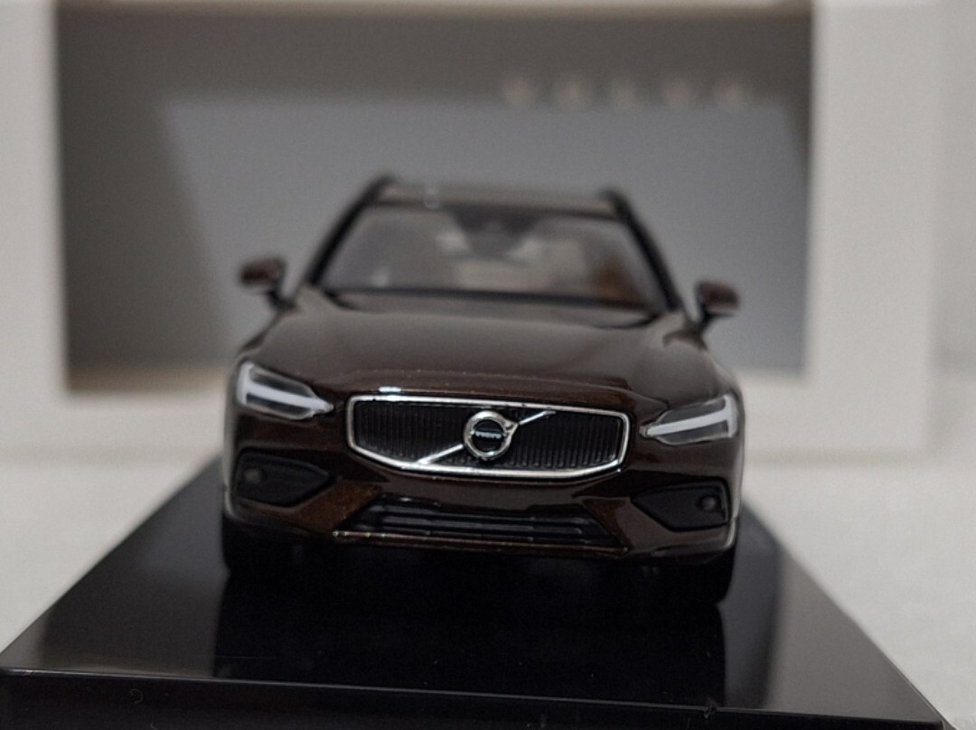 Volvo V60 Brown 2019 1:43 Norev 2310327-000-000 Diecast Model Car