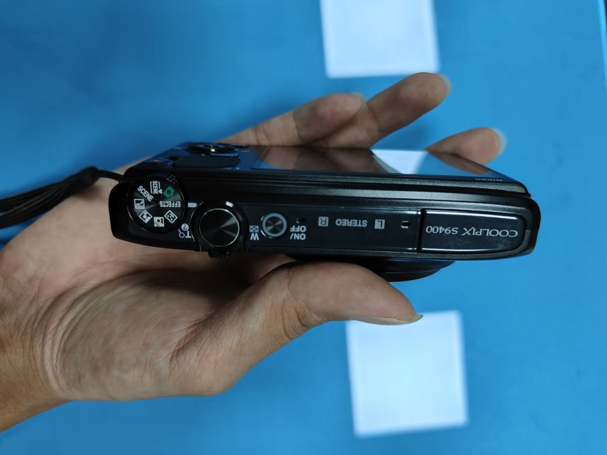 Nikon COOLPIX S9400 18.1MP Digital Camera 18x Optical Zoom - 95