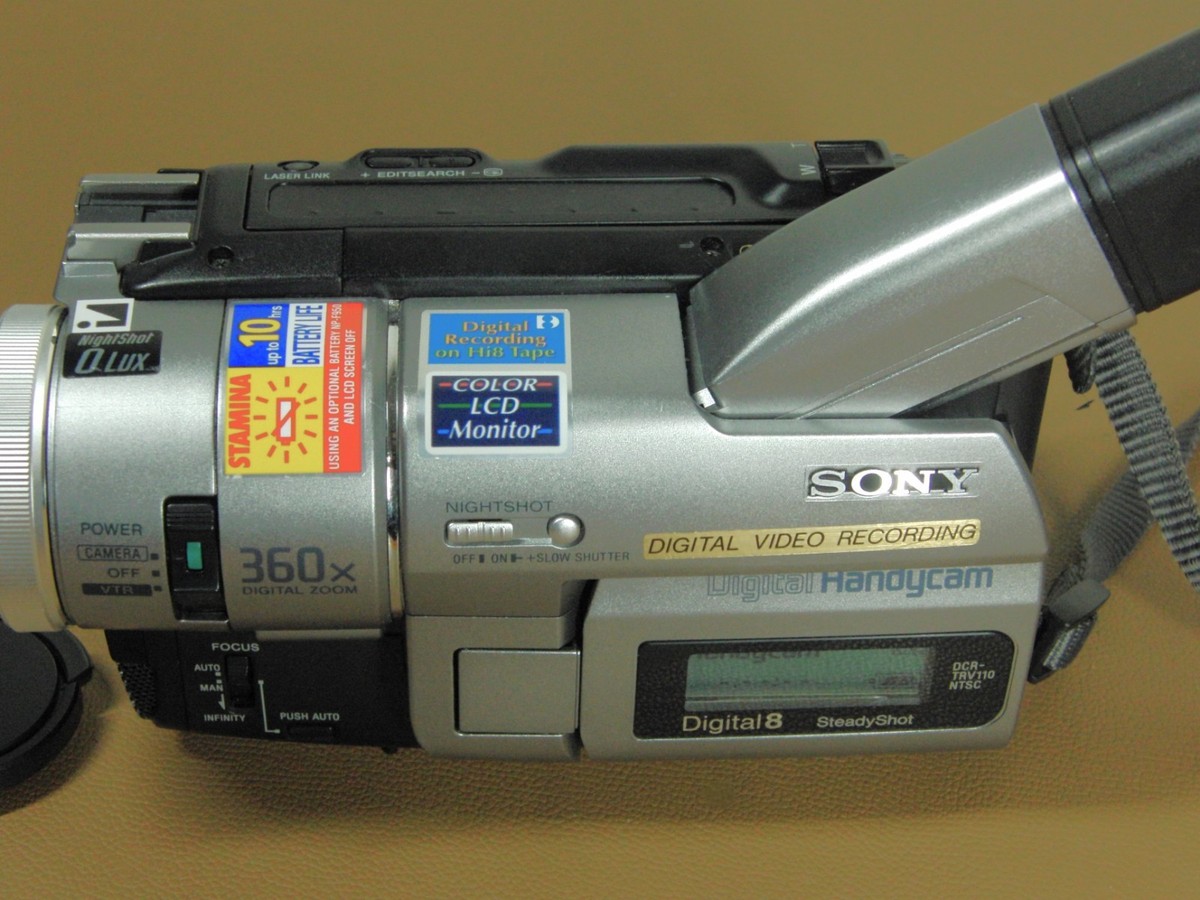 Sony HandyCam DCR-TRV110 Digital8 Video Camcorder w/ Accessories