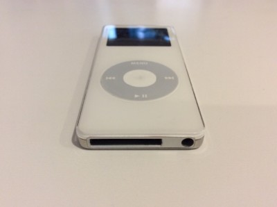 Apple iPod nano 1st Generation White (2 GB) MA004LL - Good