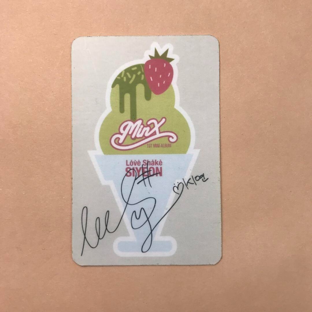 MINX Siyeon Love Shake 1st Mini Album Trading Card Signed