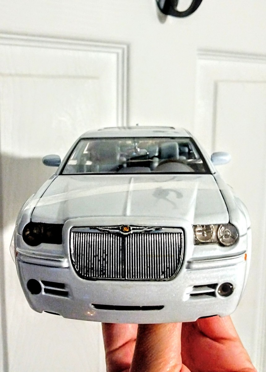 Jada Toy Dub City Kustoms 1:24 Scale Chrysler 300c Model White