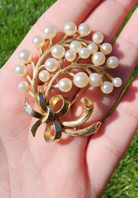 Vintage Crown Trifari Gold Tone Faux Pearl bouquet spray Brooch