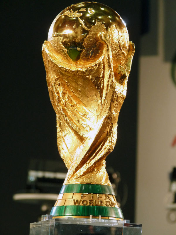 これが日本初上陸、2010FIFAワールドカップ優勝トロフィーだ！ - GIGAZINE
