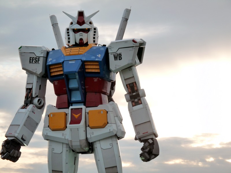 お台場の潮風公園に立った18mの実物大ガンダム、会場は平日でも人