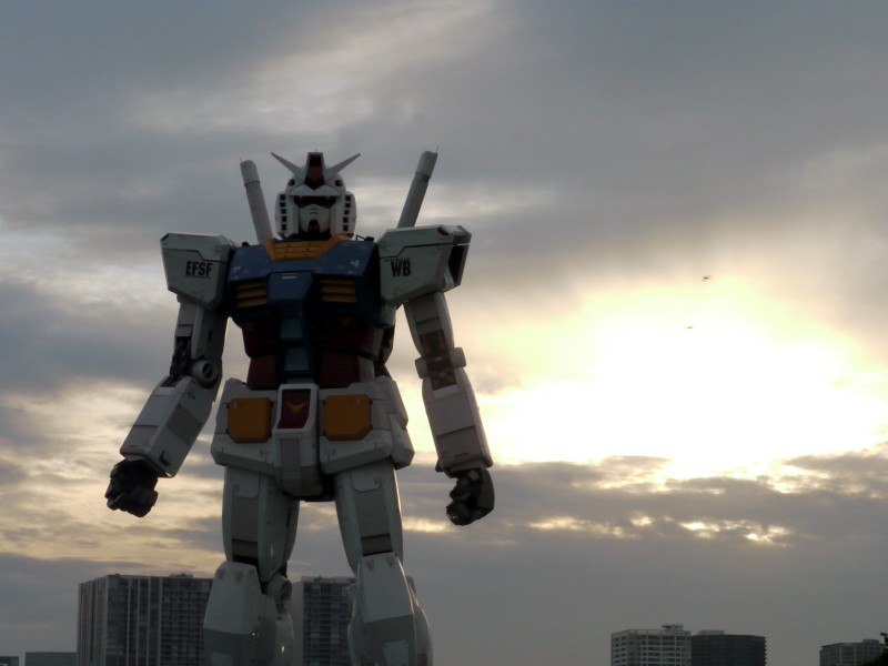 お台場の潮風公園に立った18mの実物大ガンダム、会場は平日でも人