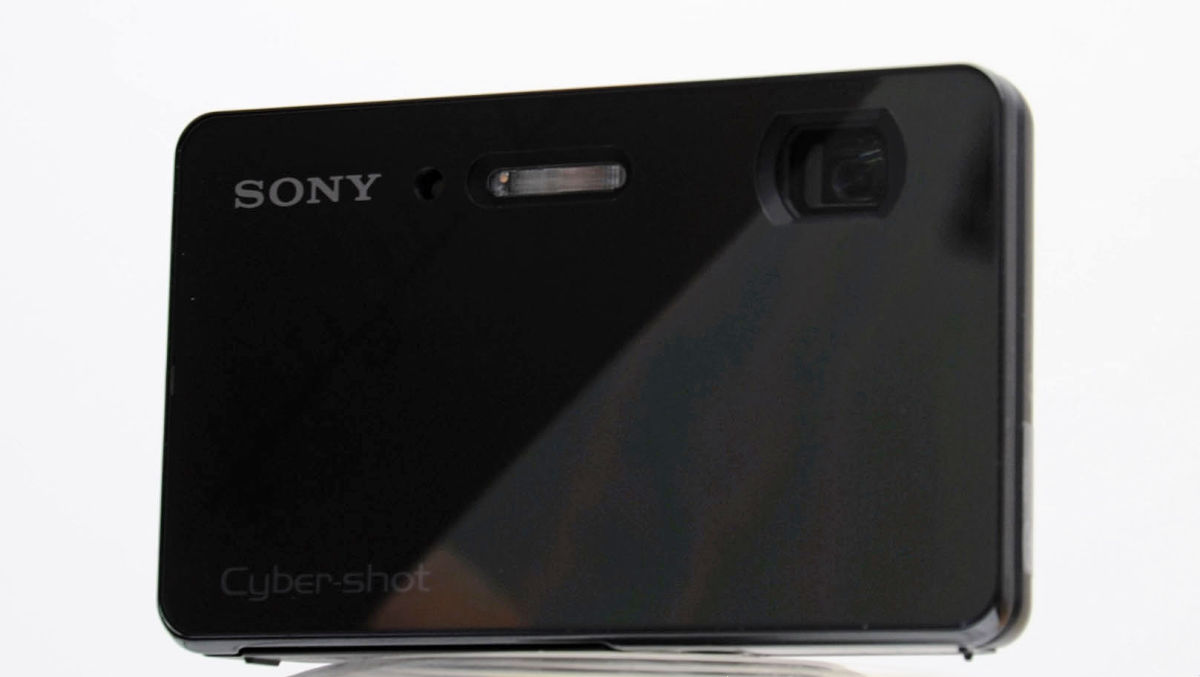 防水で秒間10連写・フルHDムービー対応、GPS・光学5倍ズーム付き