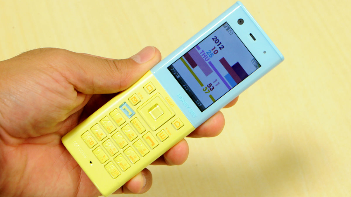 スマホの子機になる防水PHS「HONEY BEE 5」実機レビュー - GIGAZINE