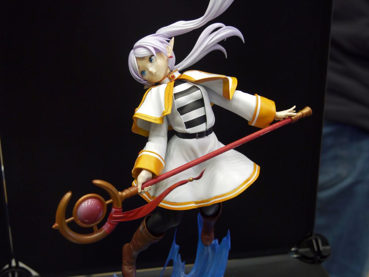 戦闘態勢のフリーレン」「ミミックにかまれるフリーレン」「脱出用