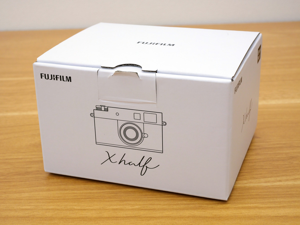富士フイルムのフィルムカメラ風デジカメ「X half」の外観を詳しく