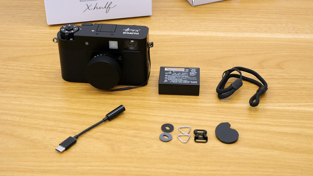 富士フイルムのフィルムカメラ風デジカメ「X half」の外観を詳しく