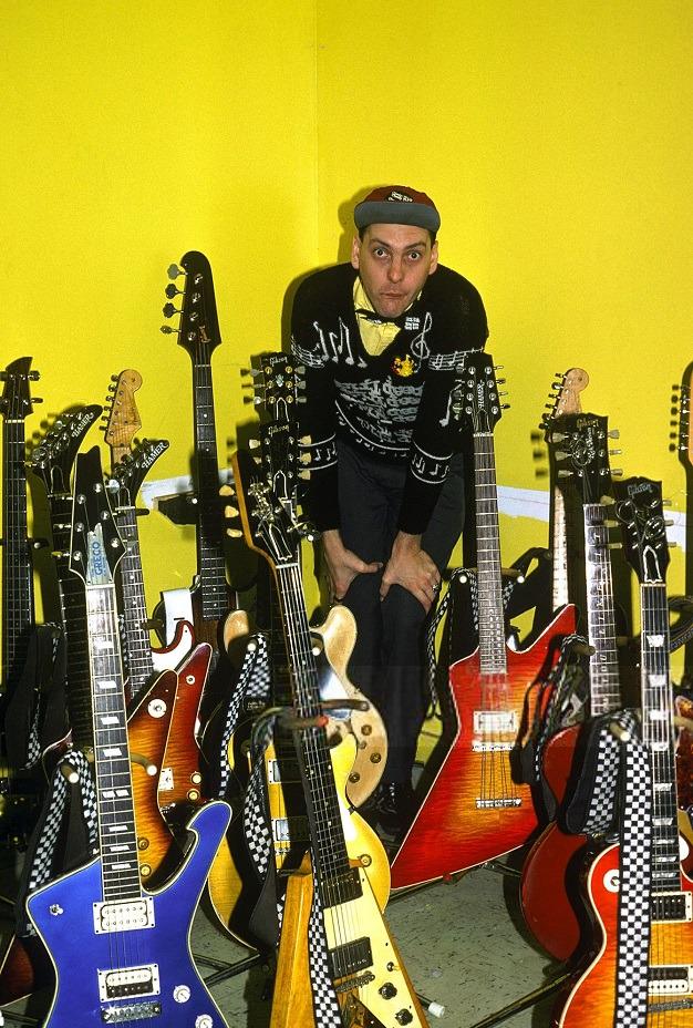 ニューヨークのバックステージでギターとポーズをとるリック