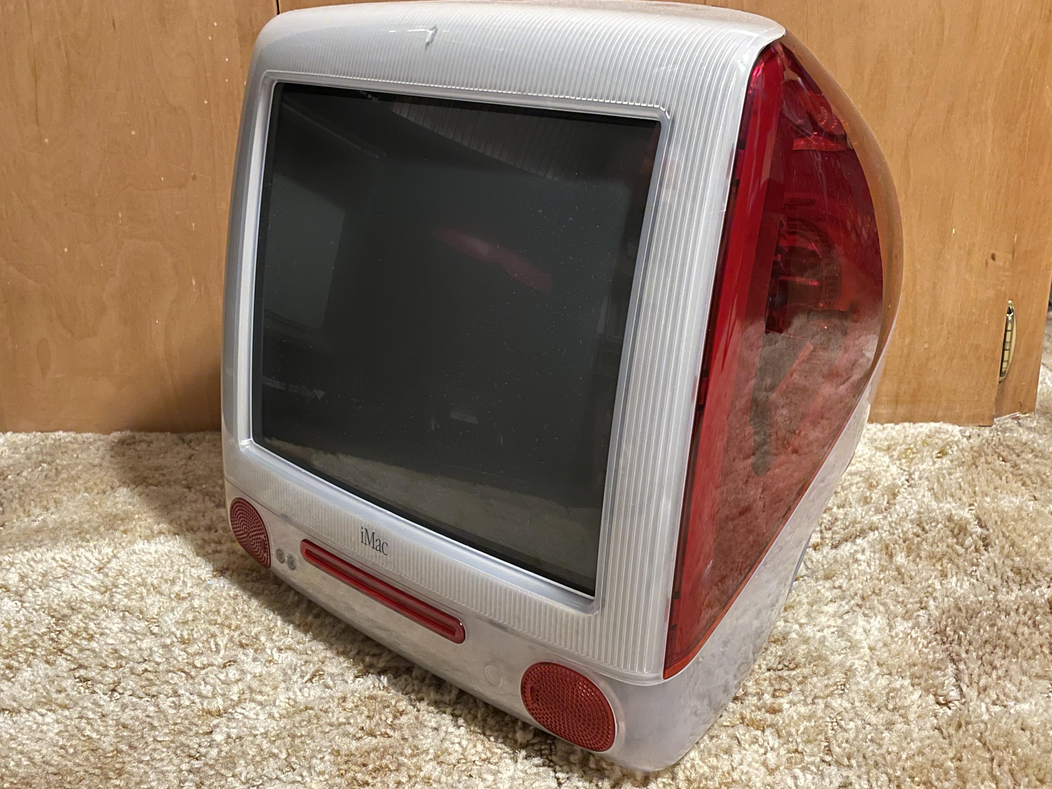 やっと夢のiMac G3を見つけたんだ。2000年夏のDV+ルビーiMac G3。 : r