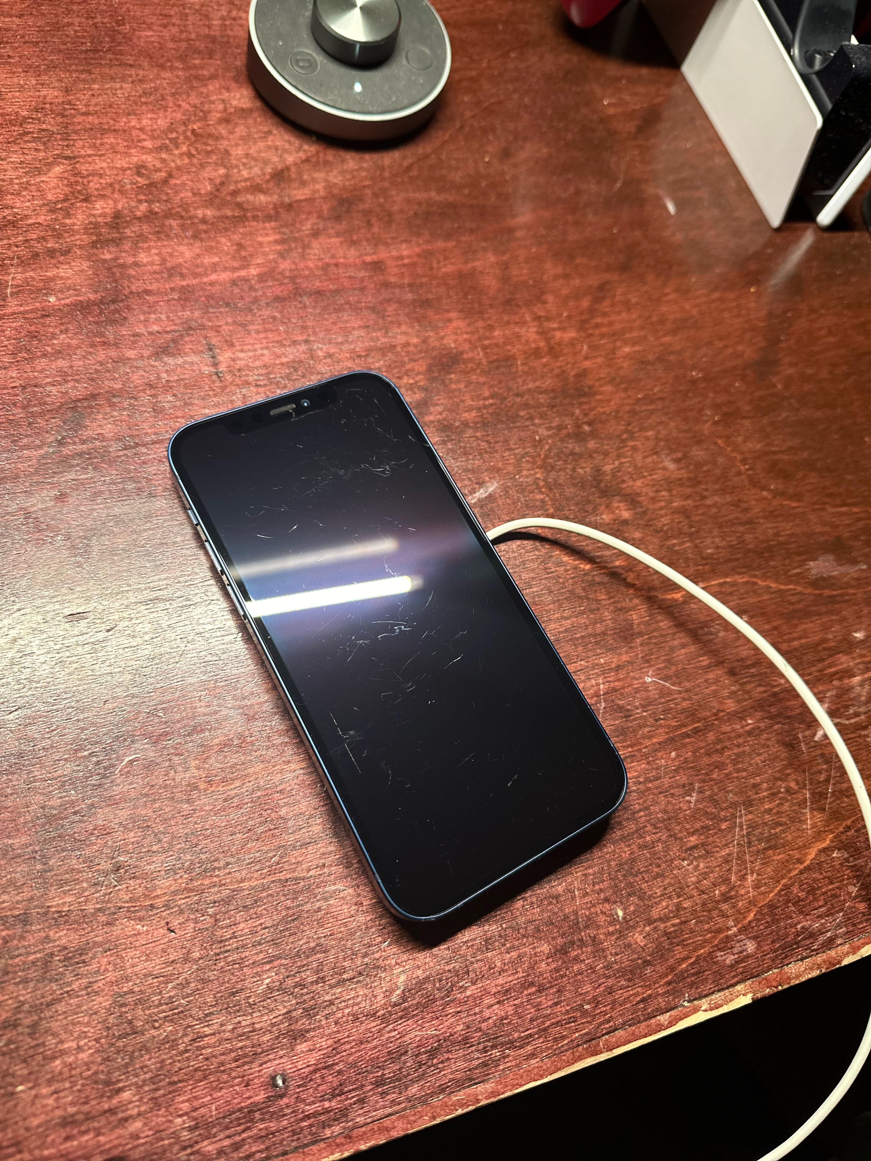 iPhone 12の画面の、薄くて、ちょっと深めの、あと1本だけある深い傷を