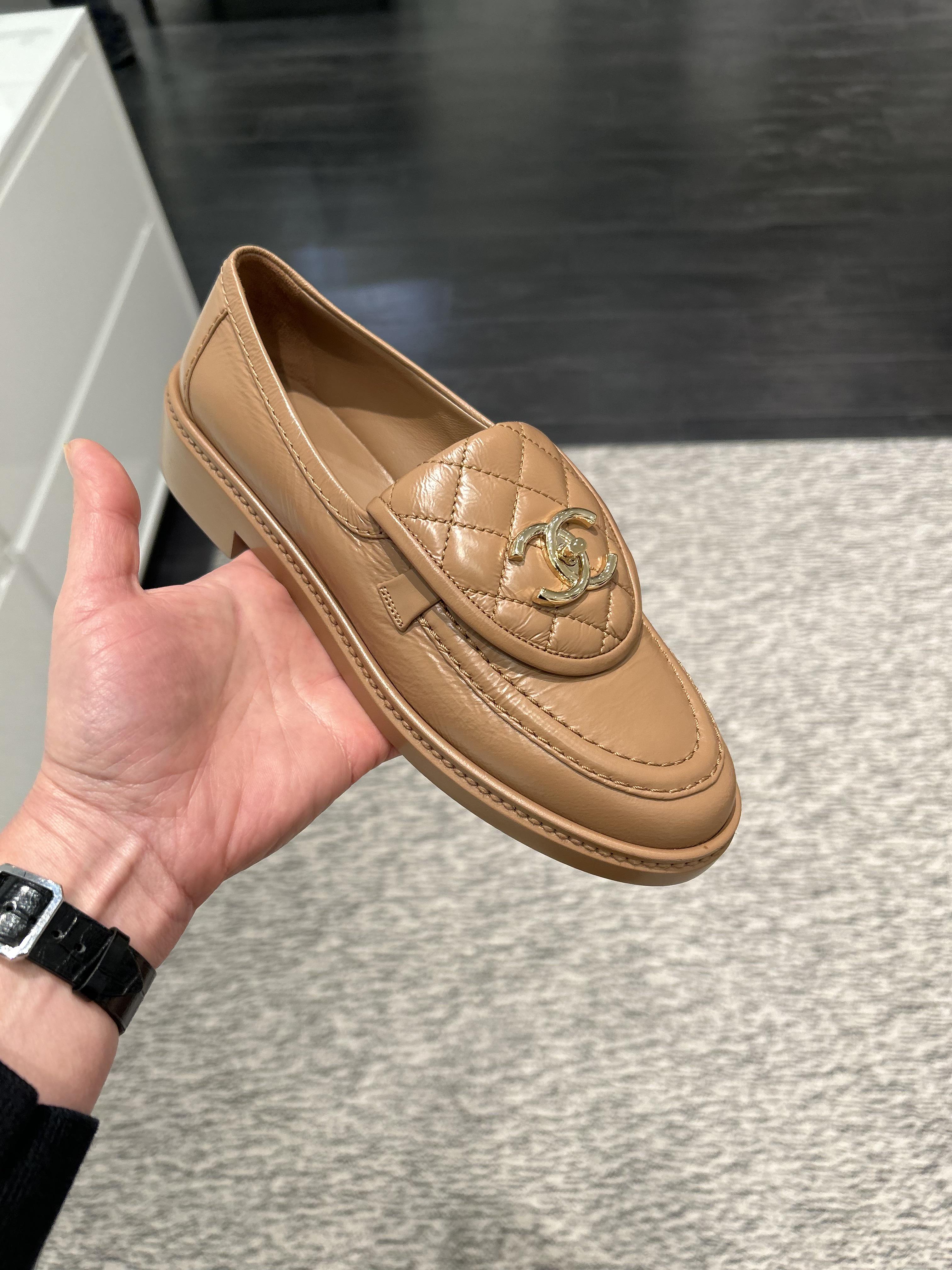 このローファー持ってる人いる？ : r/chanel