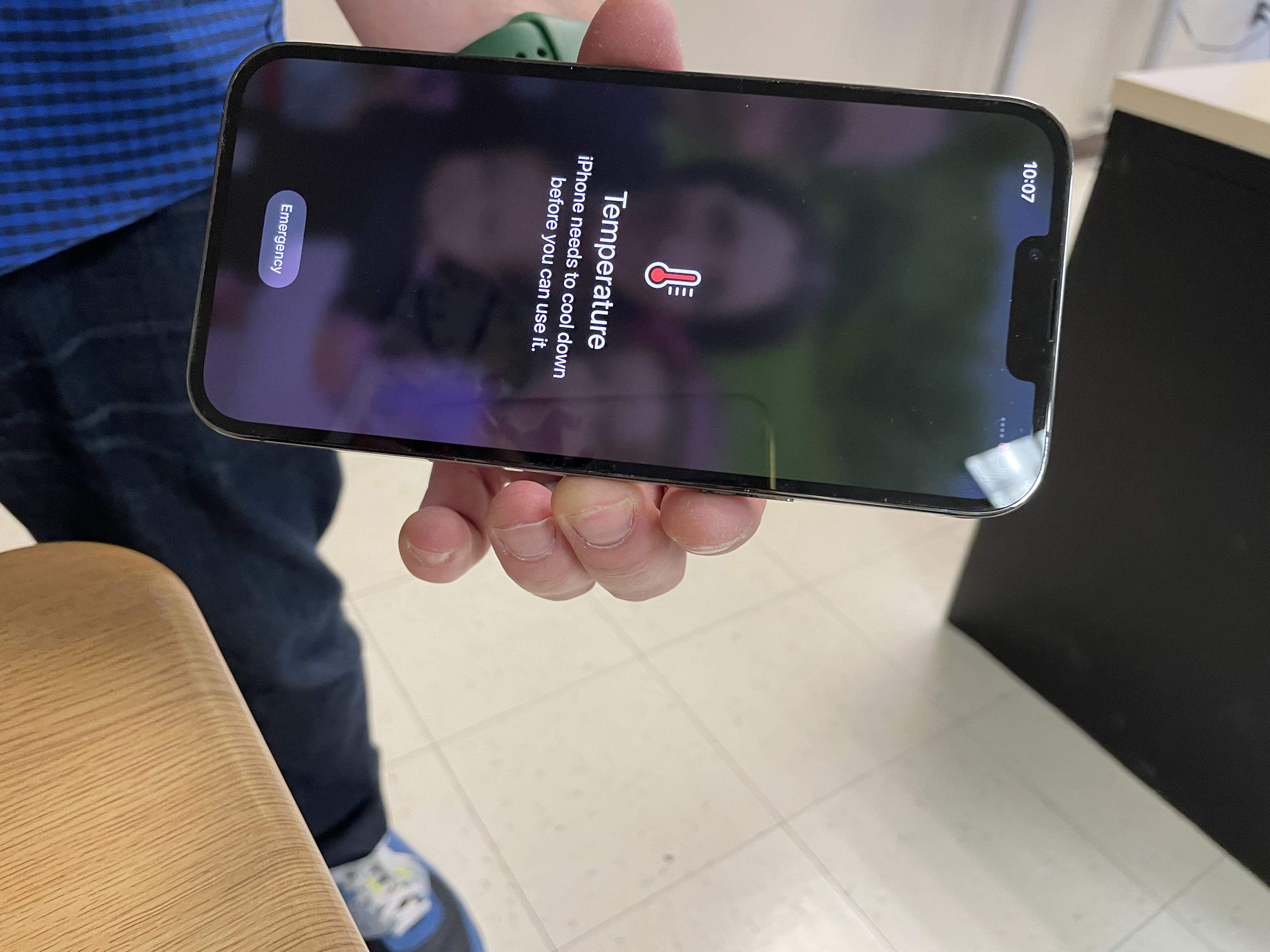 今日の午前中、スマホが数時間もランダムに熱くなって、完全に落ち