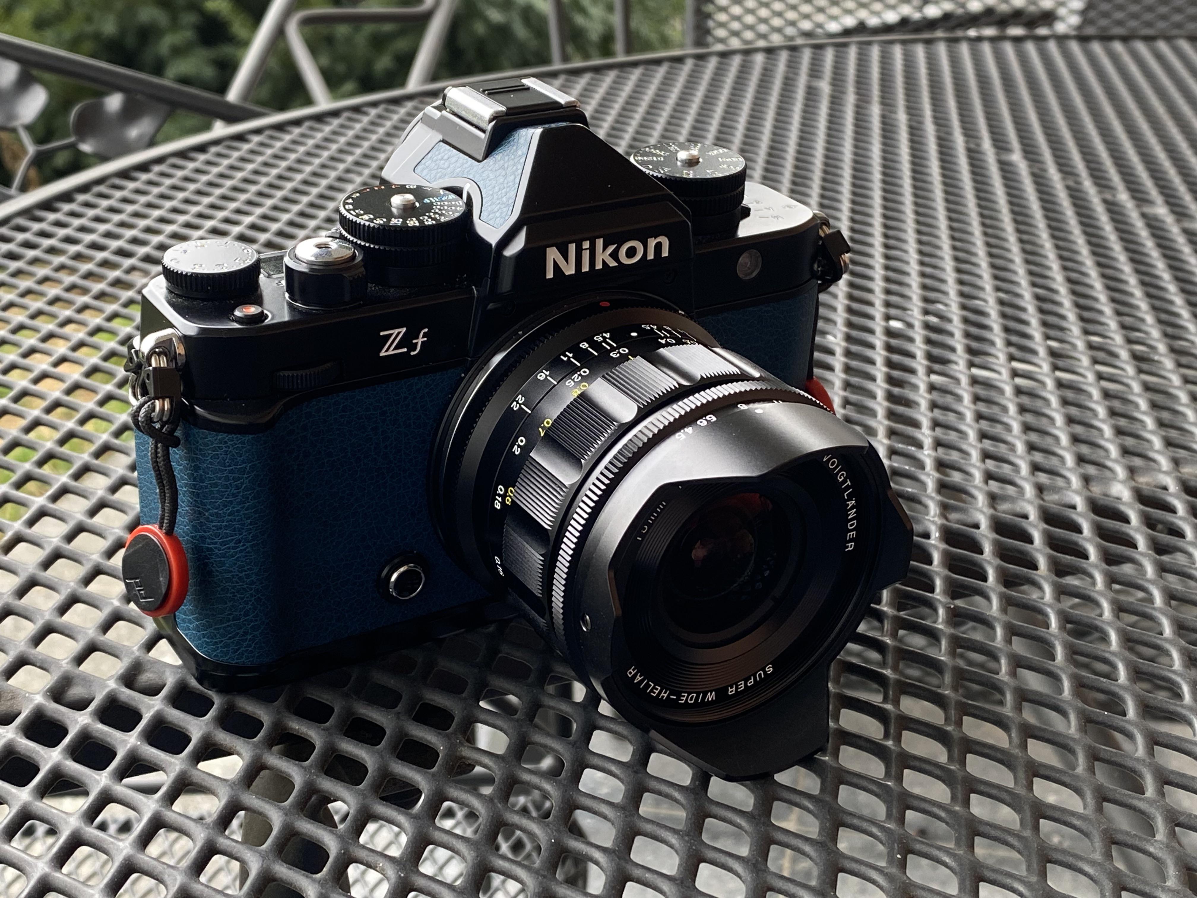 今日、郵便で新しいレンズが届いたんだ。ニコン ZF にすごく合うし