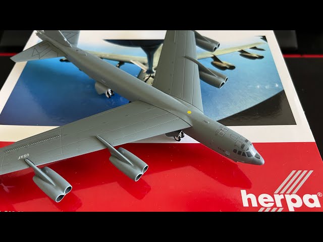 Herpa B-52G 1:200 Unboxing - YouTube
