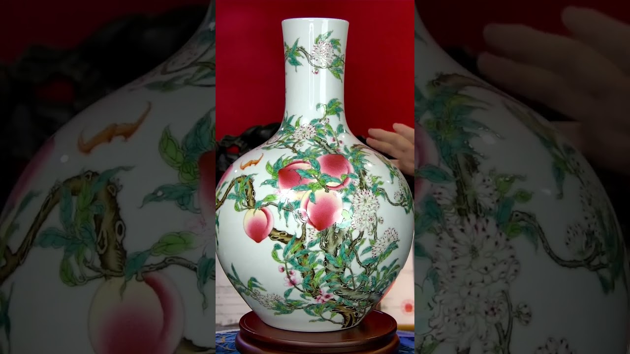 乾隆粉彩九桃天球瓶艺术之巅的杰作，天球瓶身散发着神秘光芒，不仅是