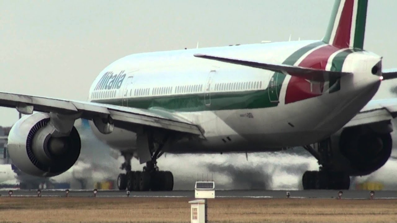 Alitalia Boeing 777-200ER I-DISU 成田空港離陸 2011.1.3 - YouTube