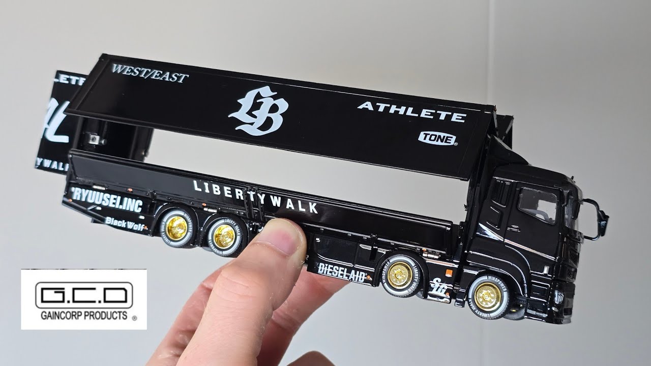 This is Madness! GCD Liberty Walk Truck. Mitsubishi Fuso Super