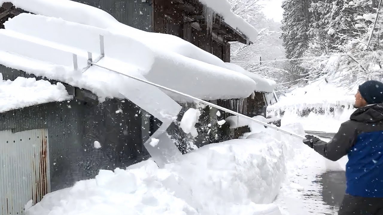 秘密は「ヨ」 豪雪地の悩みを解決 「らくらく雪すべ～る」 - YouTube