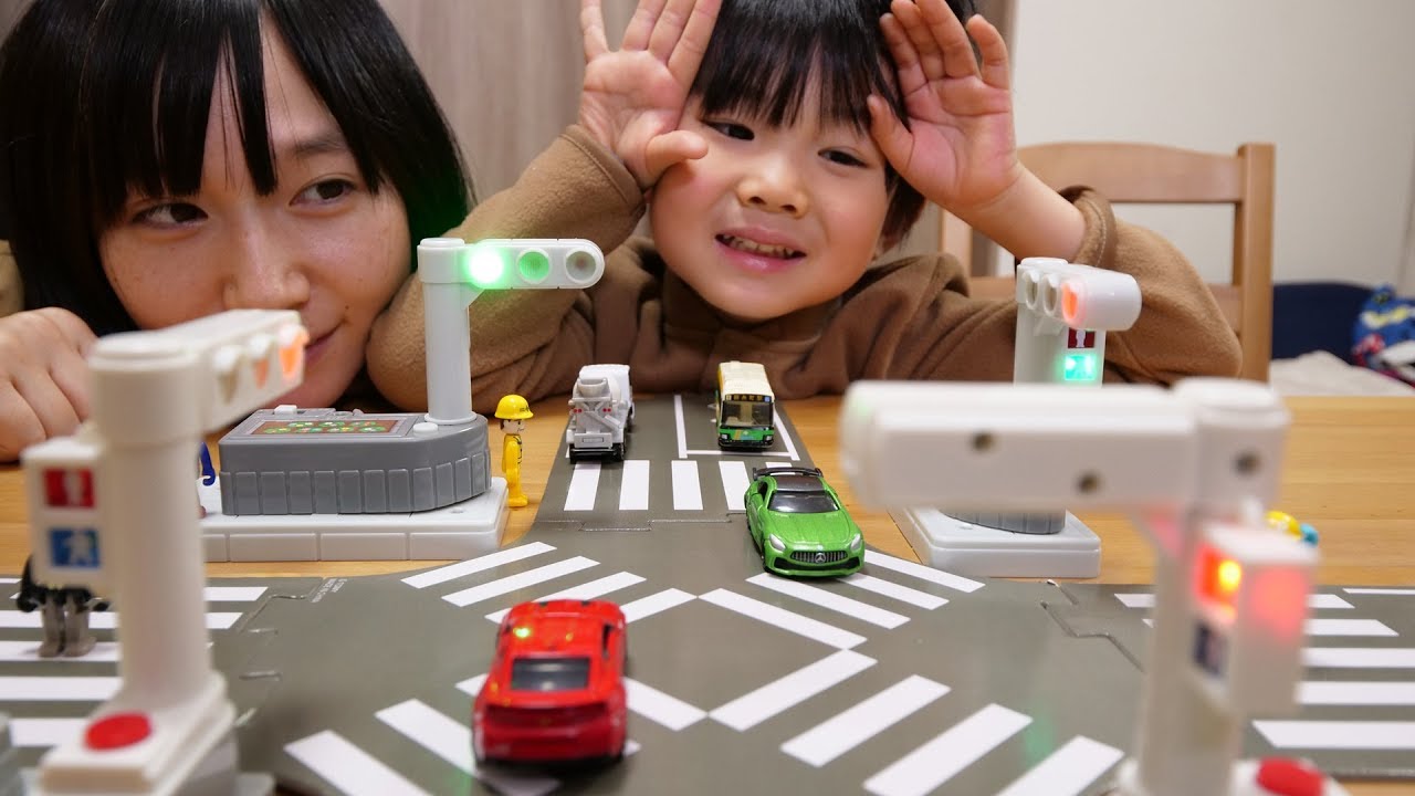 トミカタウン信号機 - YouTube