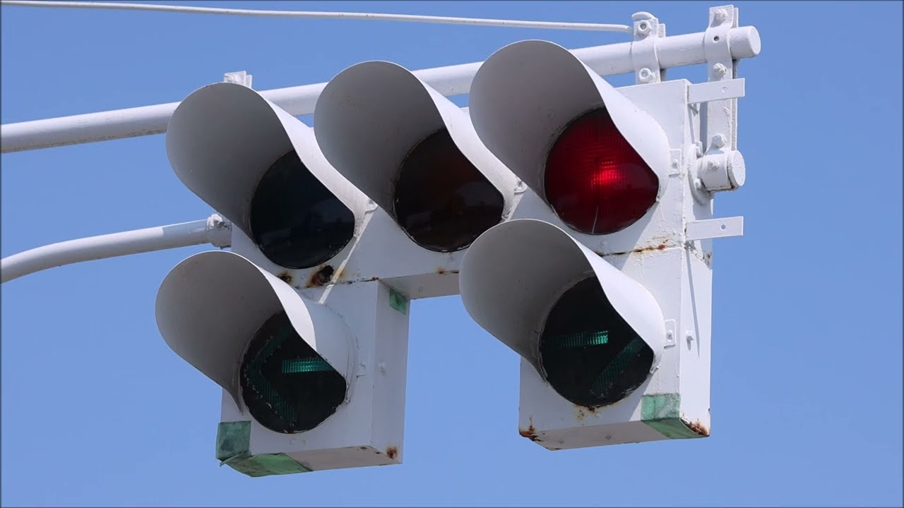 四角い信号機】激レア矢印！小糸製の古い信号機 - YouTube