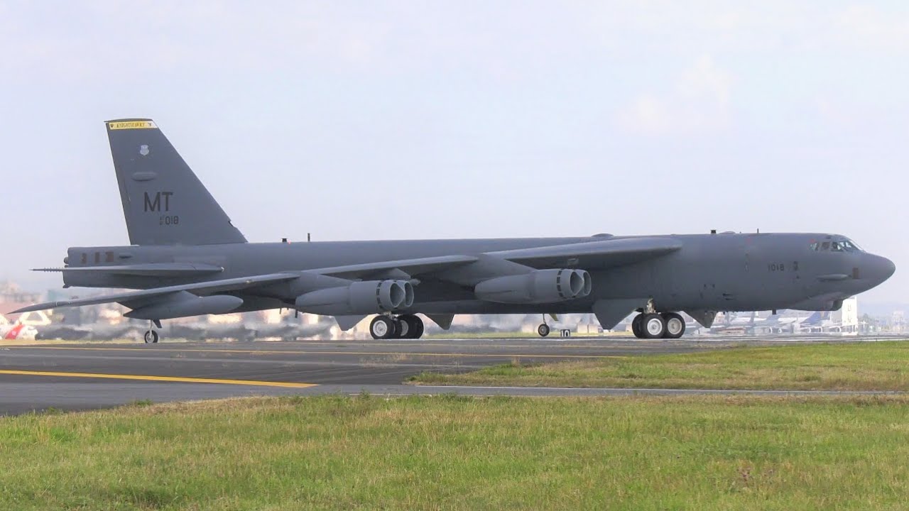 アメリカ空軍 戦略爆撃機 B52ストラトフォートレスが横田基地から離陸