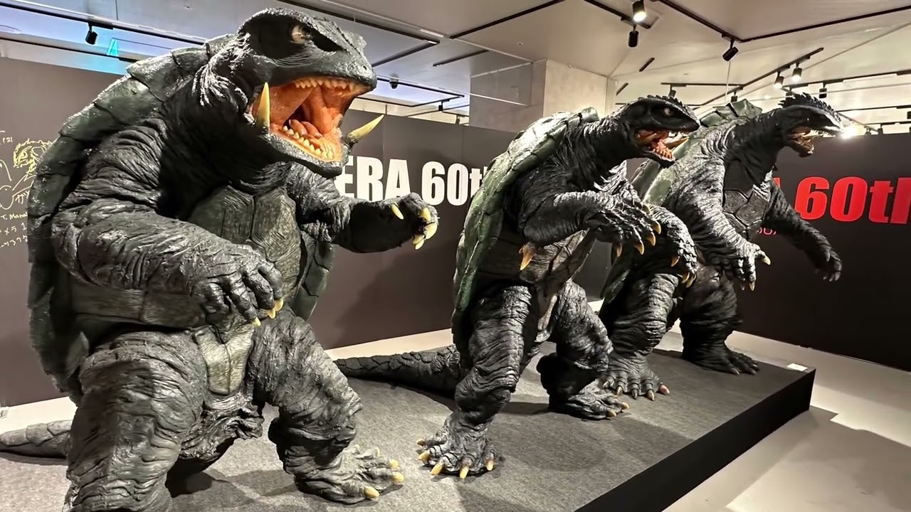 特撮のDNA】《ガメラ2》アップ用スーツ スタンバイ・ハンガー付 開封