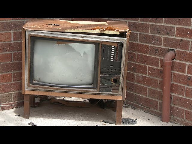 Smashing a Vintage AWA-Thorn C5310 CRT Television - YouTube