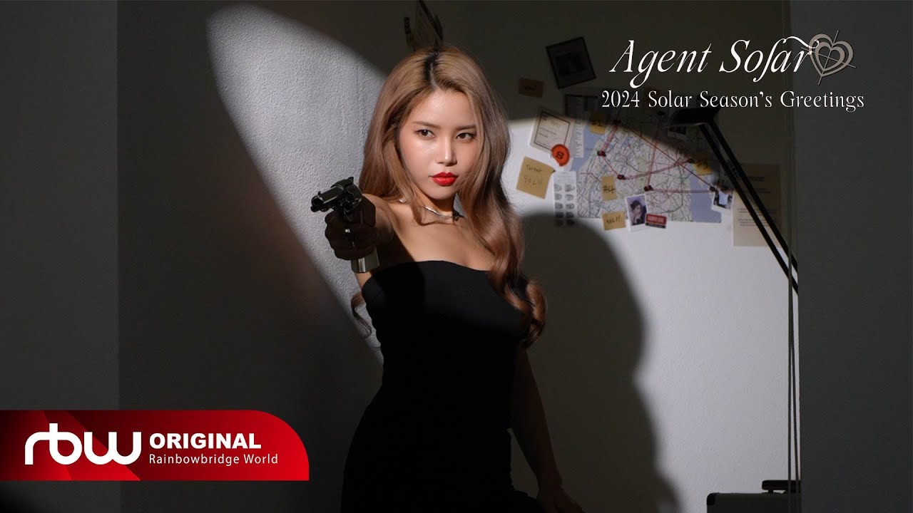 솔라 (Solar) 2024 SEASON'S GREETINGS BEHIND - YouTube