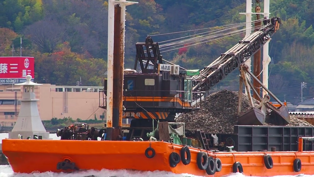 音戸の瀬戸を行き交う船(2024/12/16）蛎殻を満載したバージ