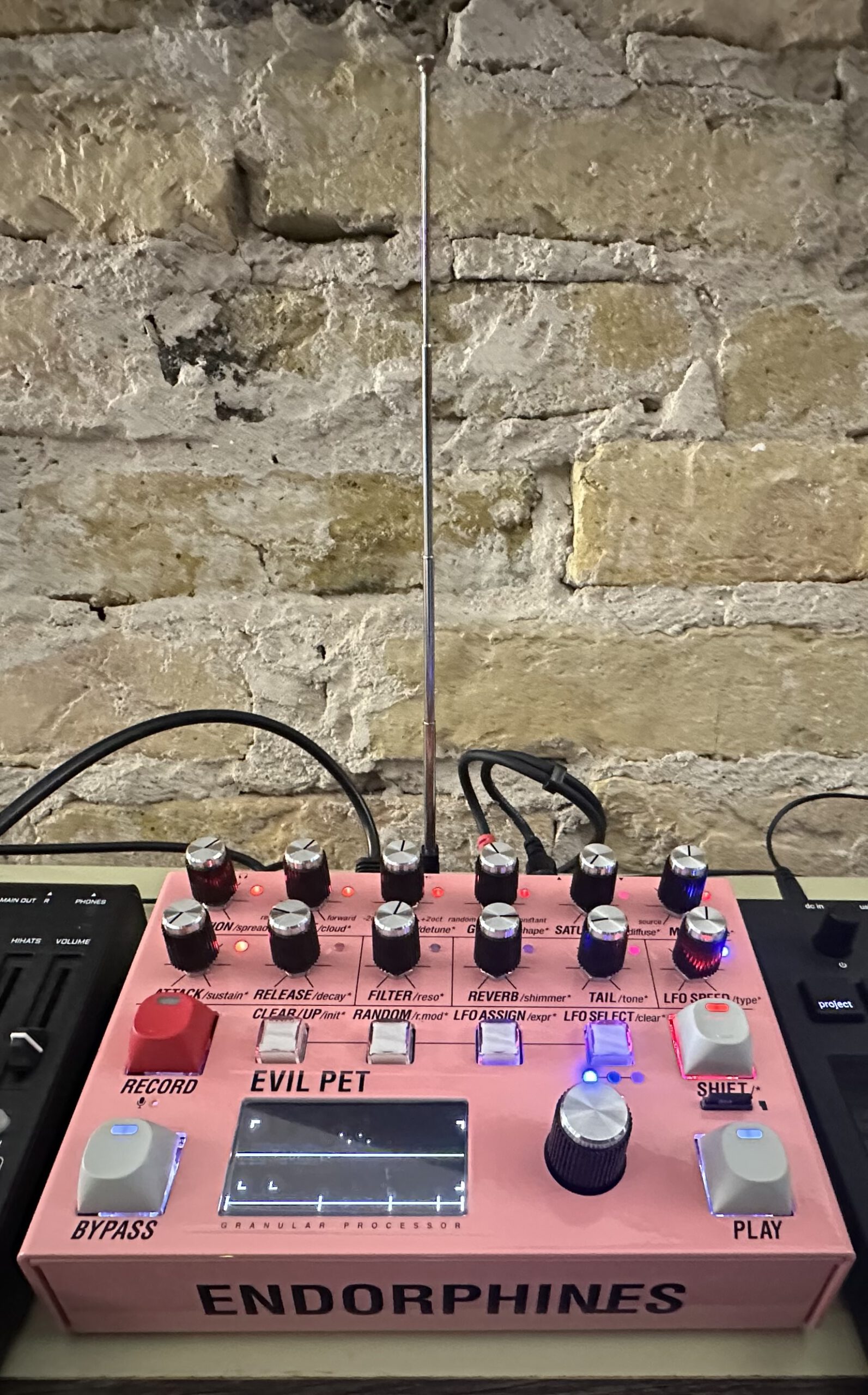 ピンクの箱に潜む“邪悪なペット” ― Endorphin.es Evil Pet