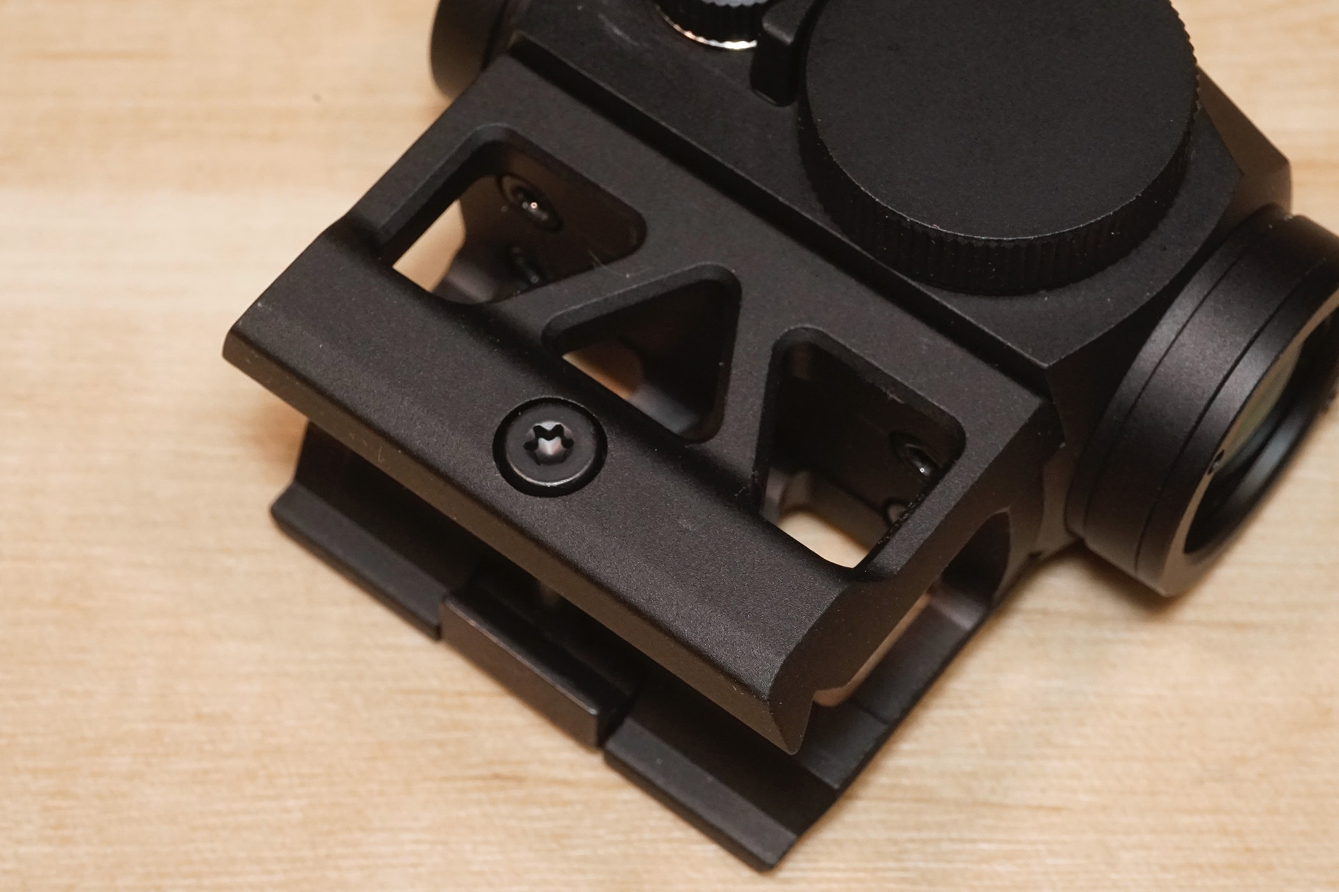 T2ライクなオリジナルデザイン ドットサイト、NOVUS製マイクロレッド