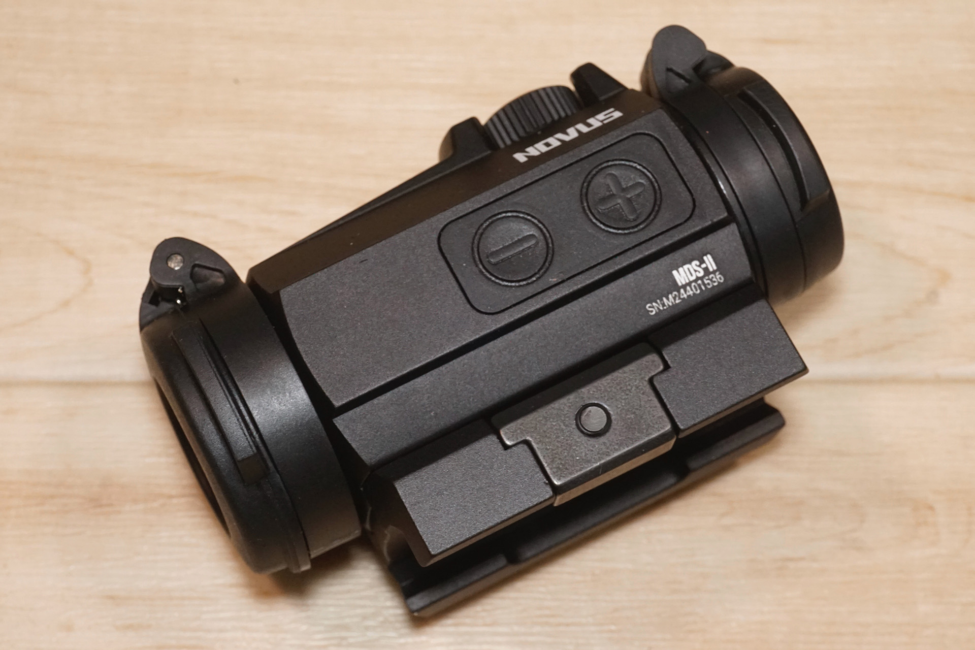 T2ライクなオリジナルデザイン ドットサイト、NOVUS製マイクロレッド